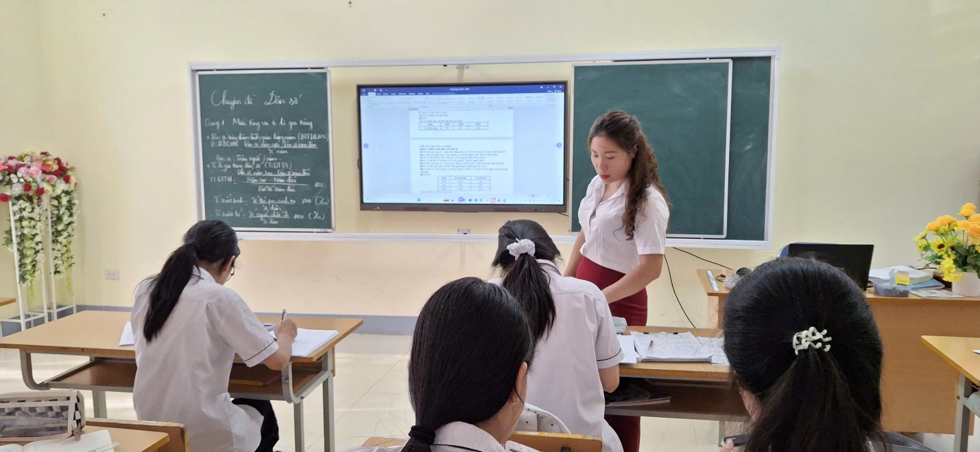 'A group of students in a classroom
Description automatically generated'