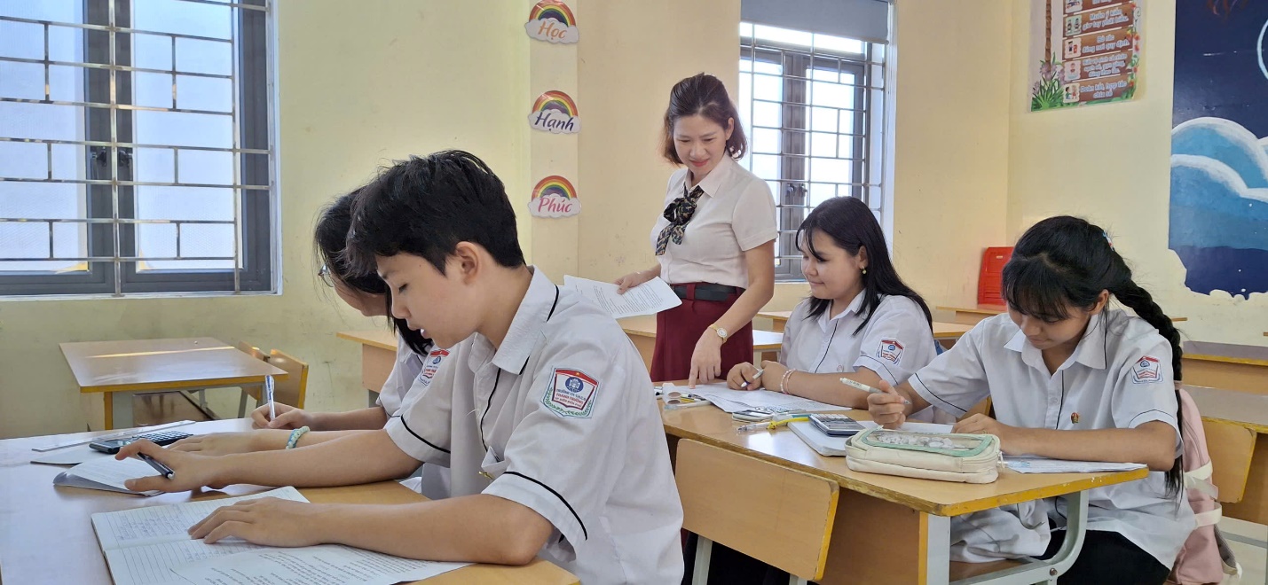 'A group of students in a classroom
Description automatically generated'