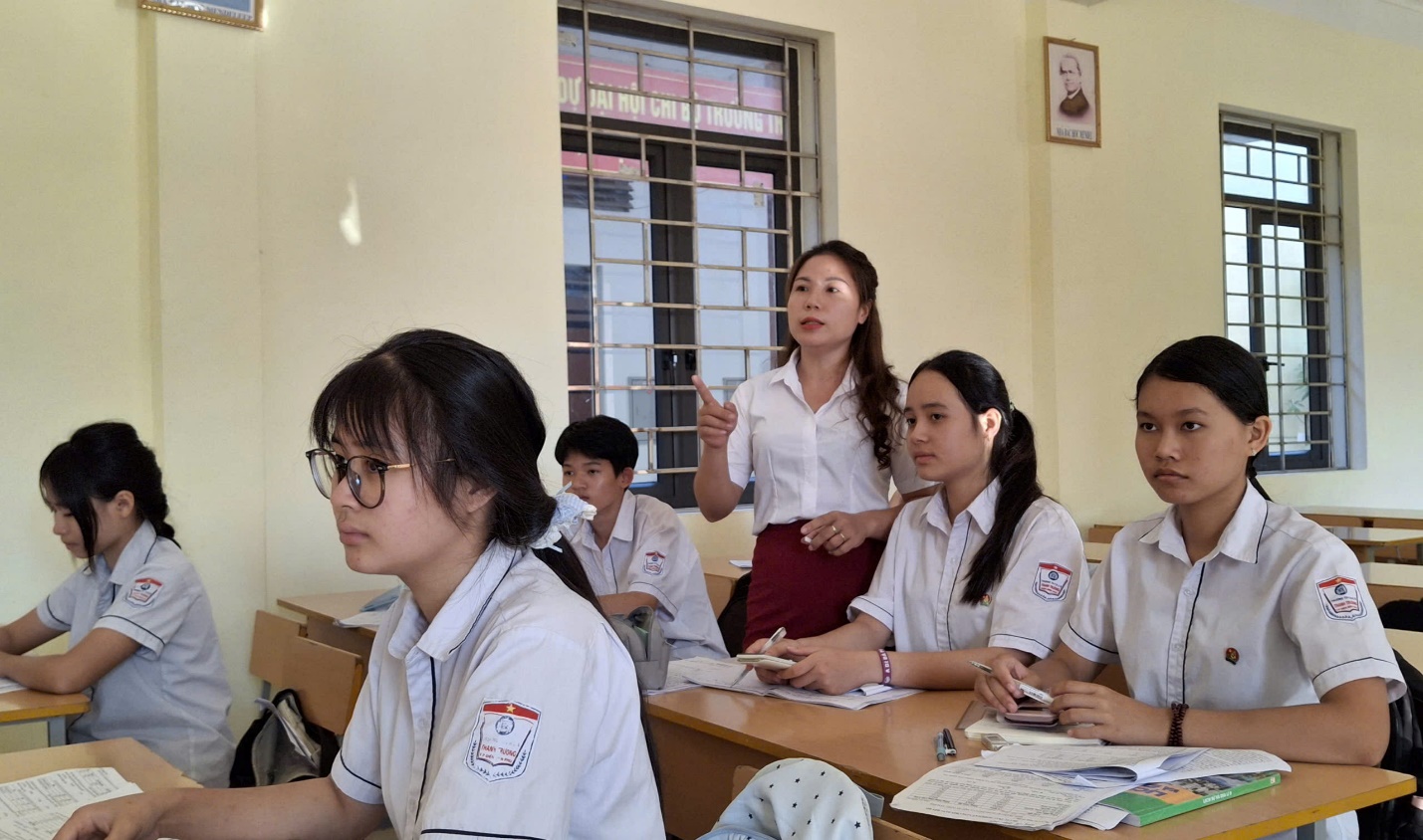 'A group of students in a classroom
Description automatically generated'