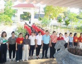 Viếng nghĩa trang thanh niên xung phong Đại thủy nông Nậm Rốm - ảnh 1