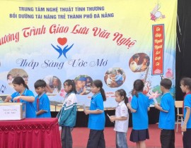 Giao lưu và ủng hộ học sinh khuyết tật - ảnh 2