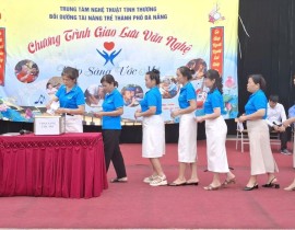 Giao lưu và ủng hộ học sinh khuyết tật - ảnh 4