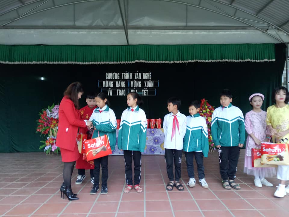 Trường THCS Thanh Trường tổ chức chương trình văn nghệ “Mừng Đảng - mừng Xuân” và trao quà Tết cho học sinh có hoàn cảnh khó khăn nhân dịp Xuân Canh Tý 2020