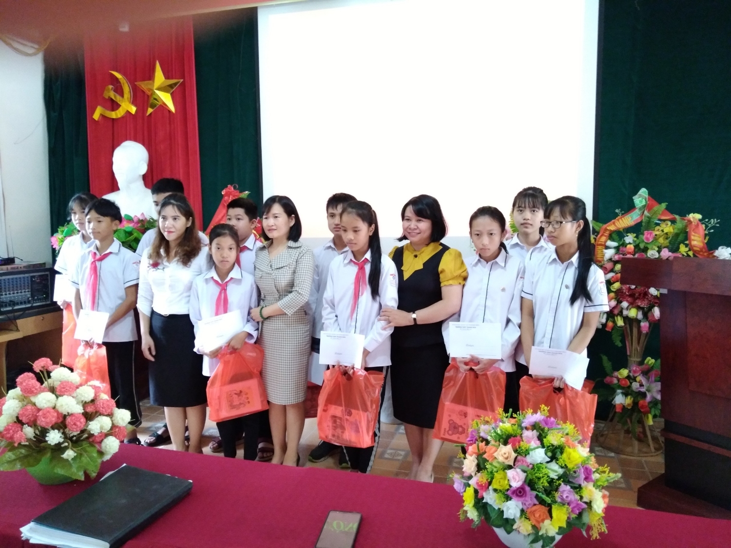 Trường THPT Thanh Nưa giao lưu và tặng quà cho HS Trường TH-THCS Thanh Trường