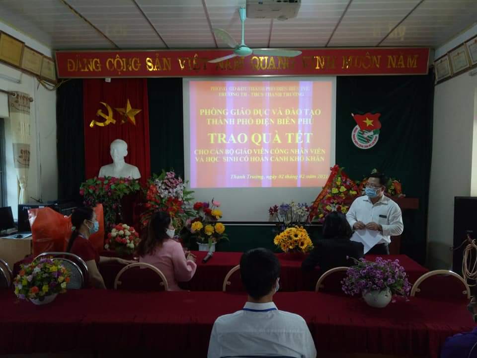 Phòng Giáo dục và Đào tạo thành phố Điện Biên Phủ trao quà Tết cho CBGVNV và HS có hoàn cảnh khó khăn của Trường TH-THCS Thanh Trường
