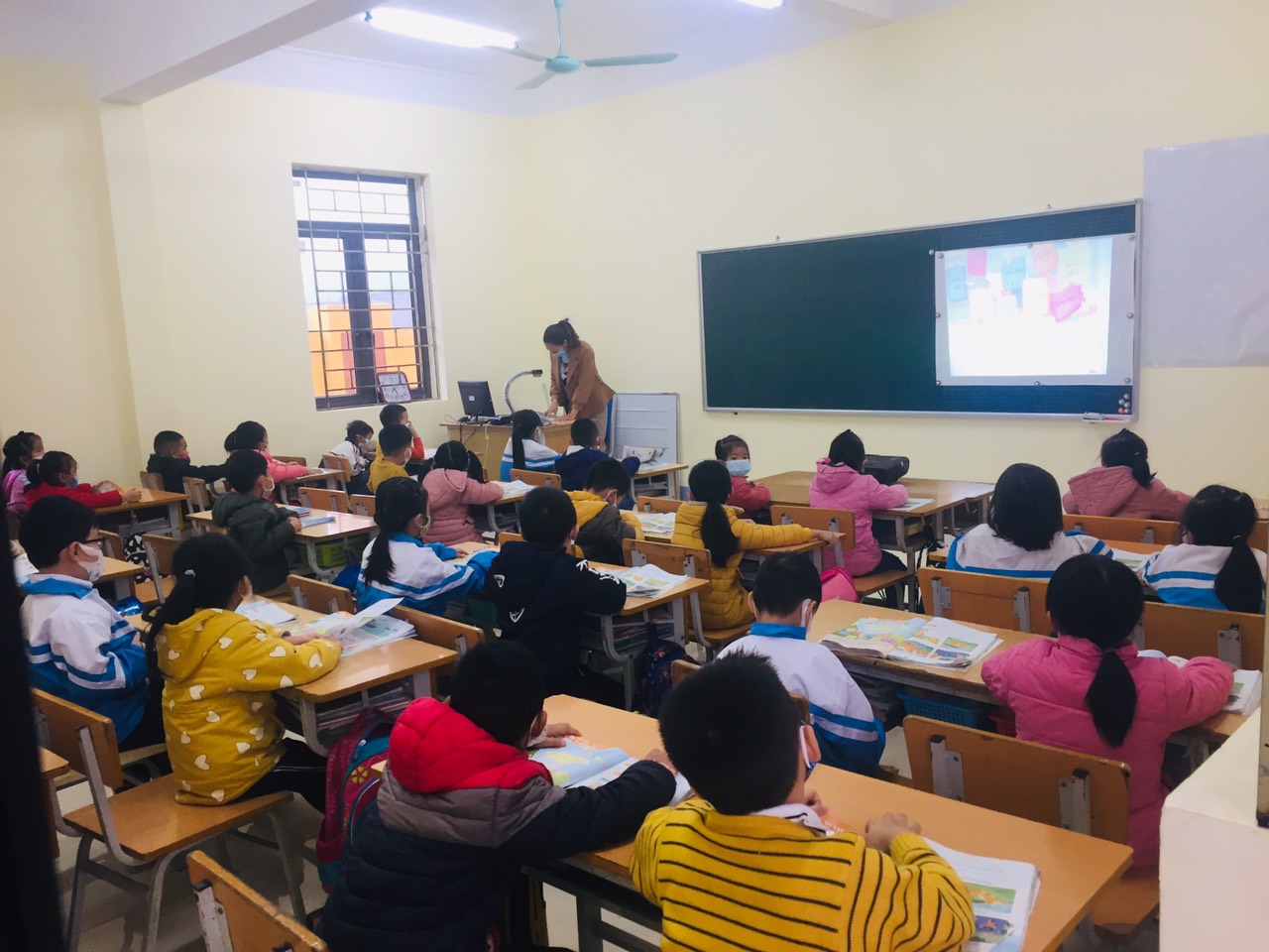 Dạy học trực tuyến và công tác chuẩn bị đón học sinh đi học trở lại tại Trường TH-THCS Thanh Trường