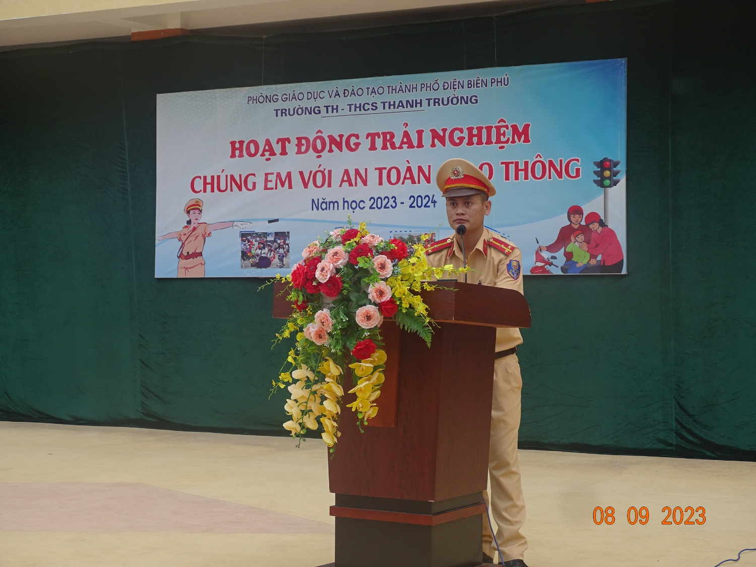 Trường TH-THCS Thanh Trường và Đội Cảnh sát giao thông tổ chức tuyên truyền về an toàn giao thông cho cán bộ, giáo viên, nhân viên và học sinh