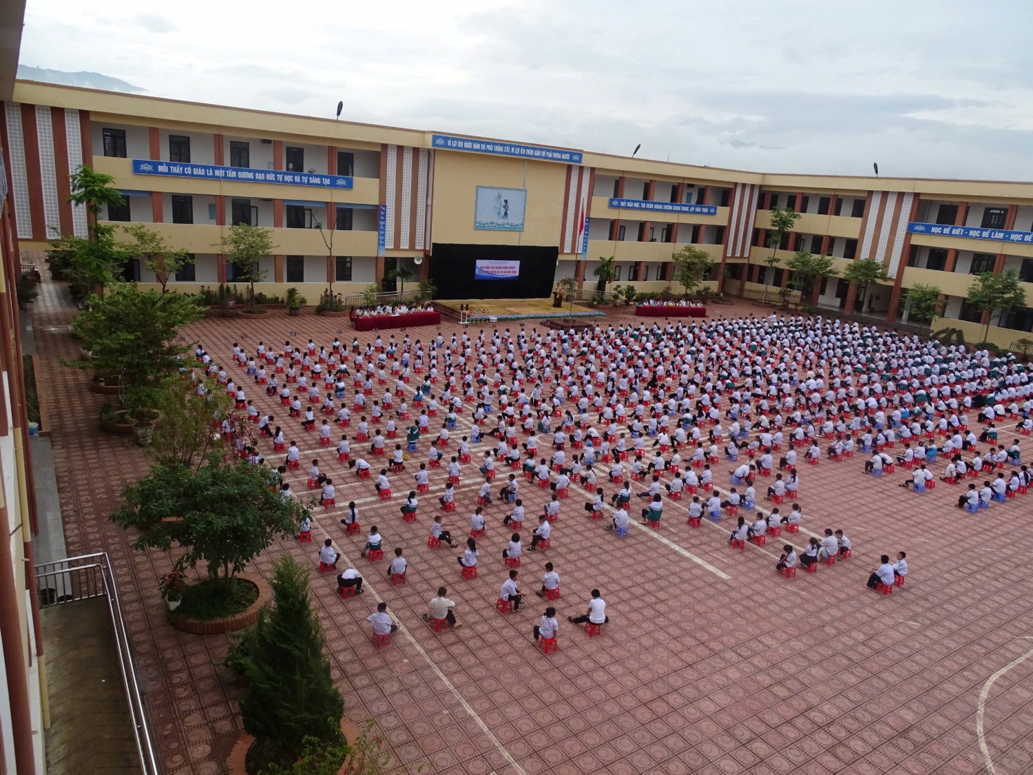 Trường TH-THCS Thanh Trường tổ chức hoạt động trải nghiệm hướng nghiệp chủ đề: Tuyên truyền luật an toàn giao thông