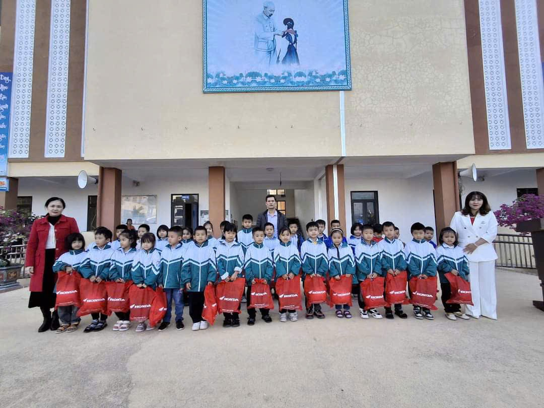 Trường TH-THCS Thanh Trường tổ chức trao mũ bảo hiểm cho học sinh lớp 1 do Công ty Honda Việt Nam tặng